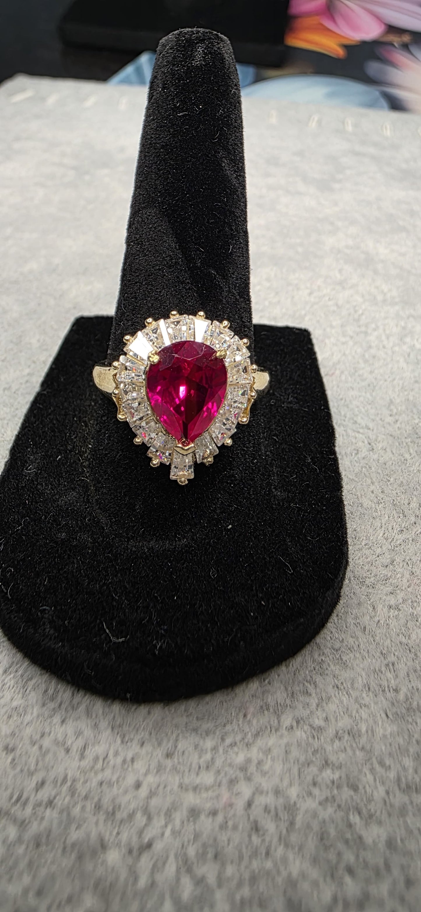 10K solid gold pear shaped cocktail ring